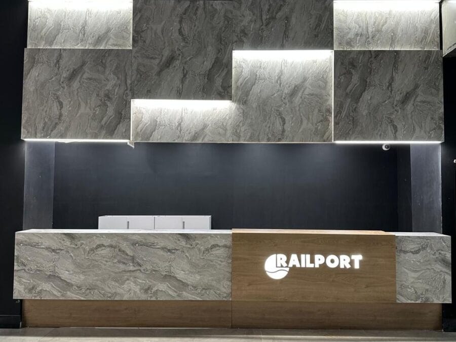 Railport lobisi teslim sonrası, taş panel ve resepsiyon bankosu